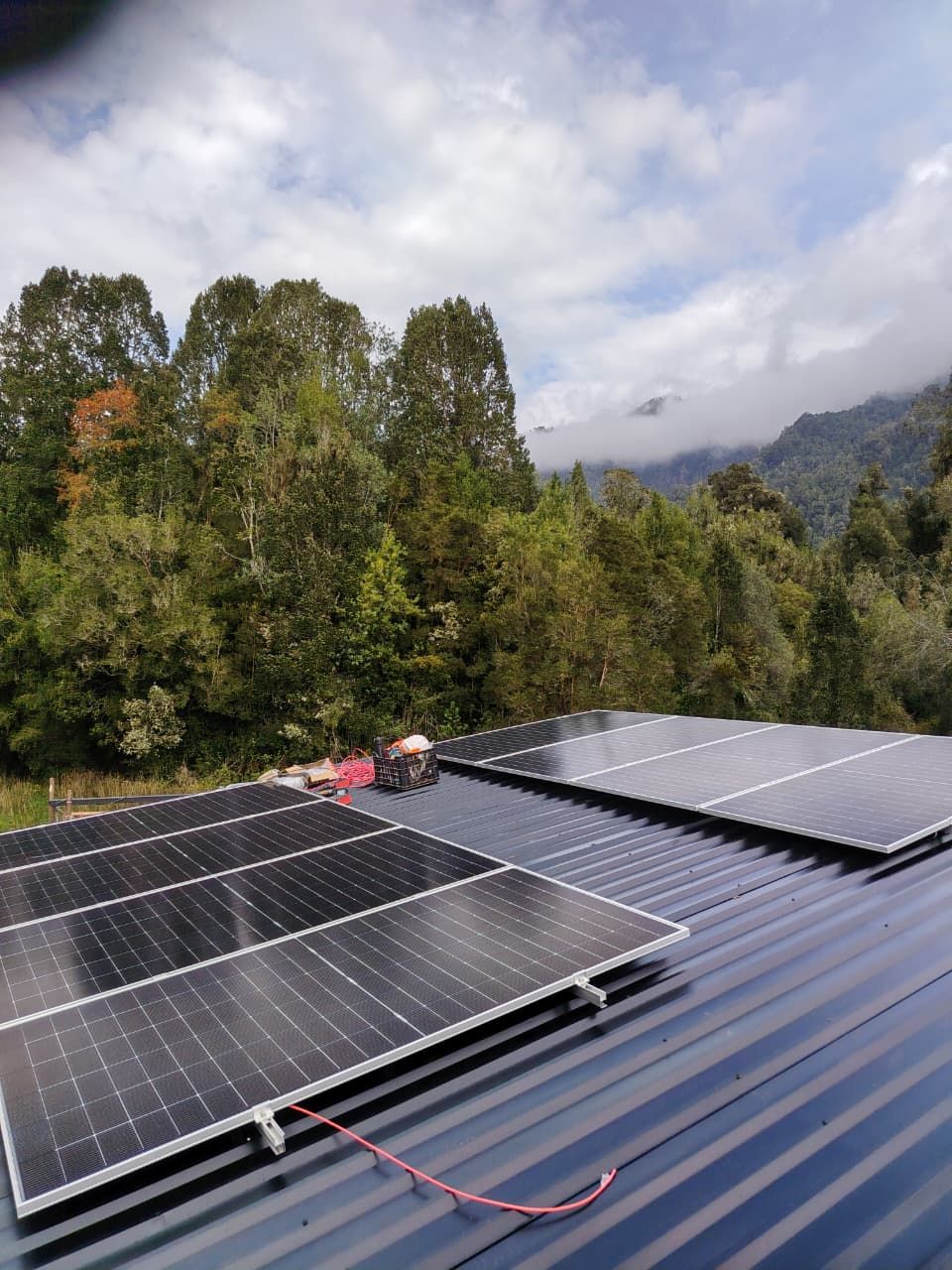 Paneles solares instalados sobre techo de zinc